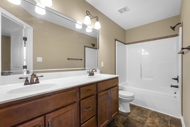 Building Photo - Large, Nice home close to Fort Campbell an...