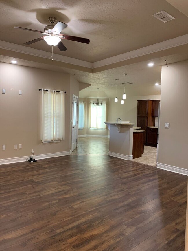 Building Photo - 116 Mariposa Dr