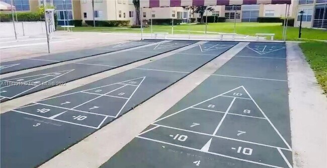 Building Photo - 2820 Somerset Dr