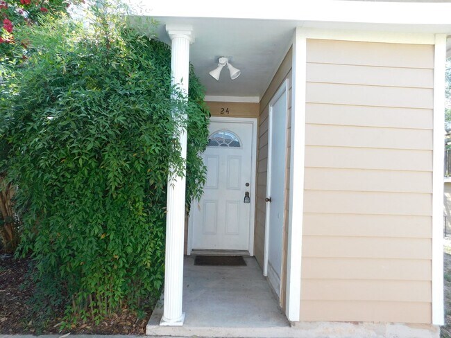 Building Photo - 7322 Oak Manor Dr