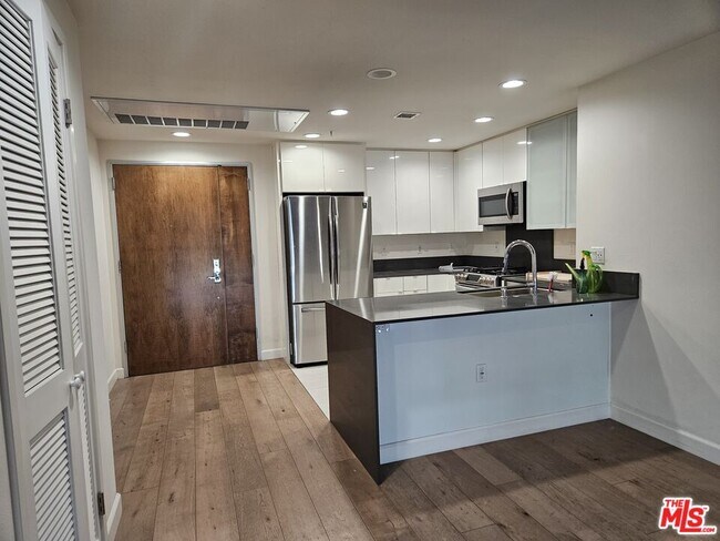 Building Photo - 105 S Mariposa Ave