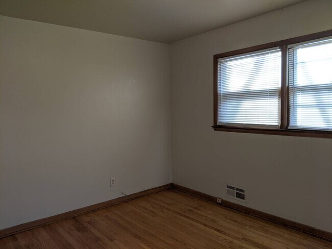 Building Photo - Gorgeous 3 Bed Upper Available with shared Garage & Hardwood floors, Appliances incl.