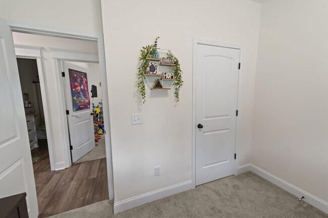 Building Photo - Comfort & Style Meet in This Beautiful 4 Bedroom Midway Home