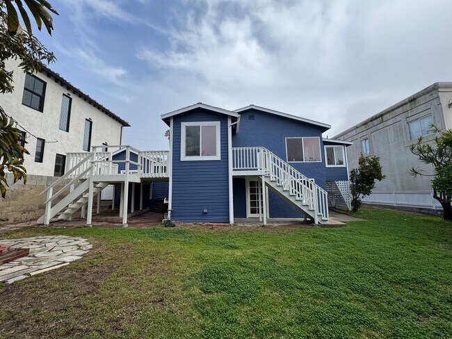 Building Photo - Stunning 2 Bedroom and 2 Bathroom Back House Available Now!