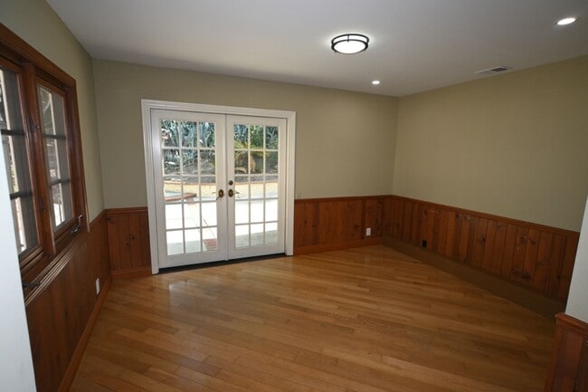 Building Photo - Beautiful Mission Viejo 5 bedroom 2.5 bathroom plus den home