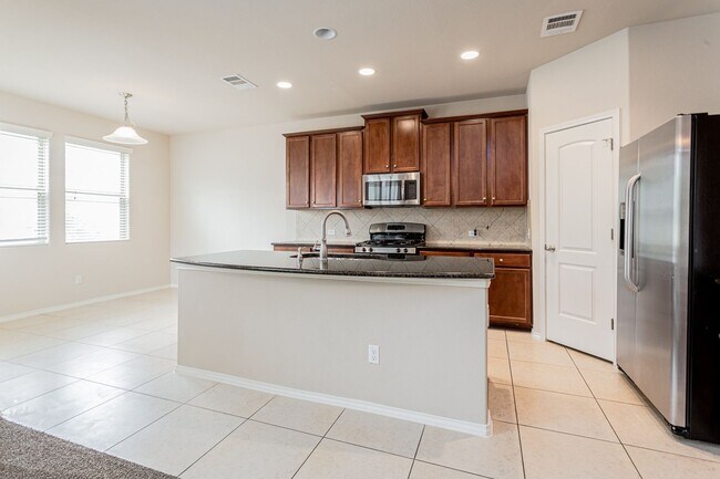 Building Photo - 3 Bedrooms, 2.5 Bathrooms – Stylish and Co...