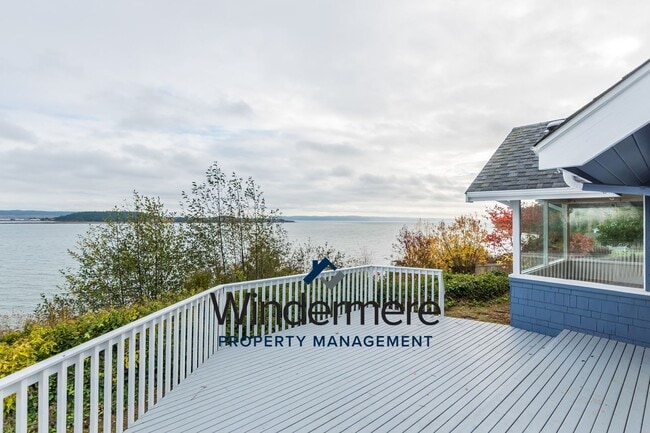 Building Photo - Three Bedroom, Two Bath Waterview