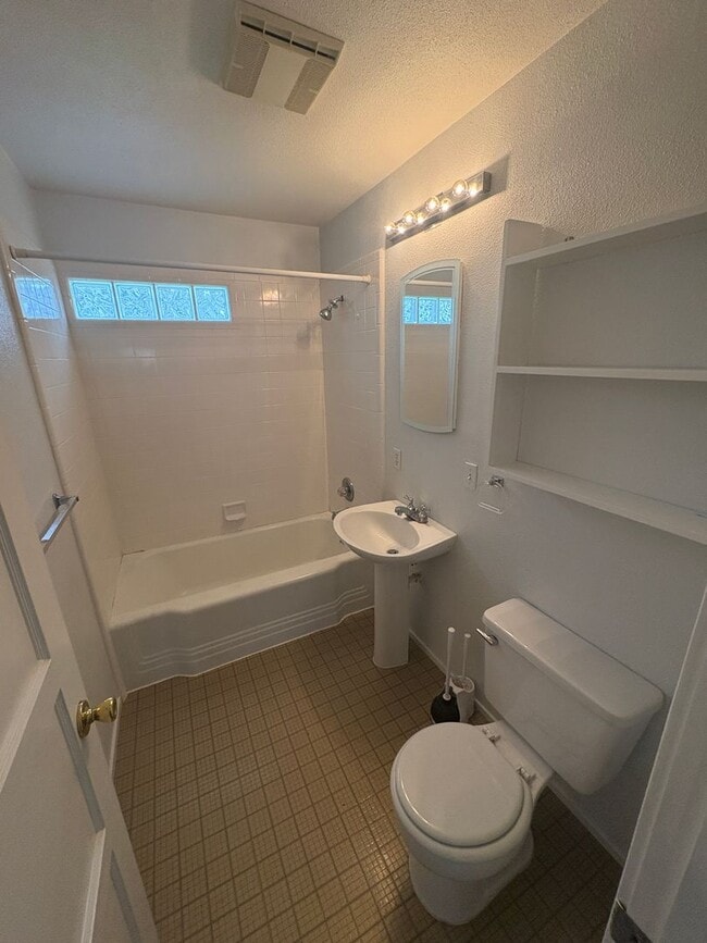 Building Photo - Charming 3 bedroom 2bath home available now!