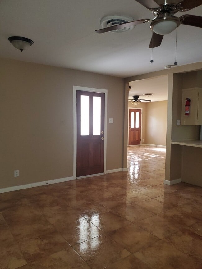 Building Photo - 814 E Ebony Dr