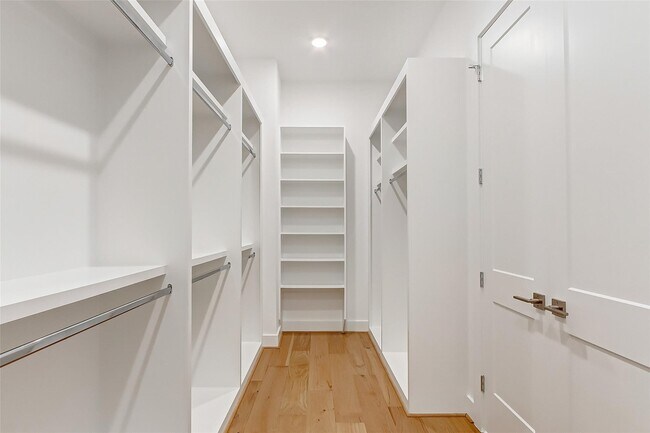 Building Photo - 7818 Janak Dr
