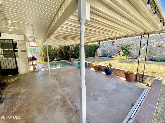 Building Photo - 1305 Vista De Oro Dr