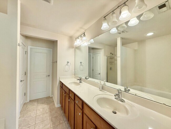 Building Photo - Charming 3BD, 2.5BA Raleigh Townhome with a Fenced Yard Near Shopping, Dining, Interstates, and R...