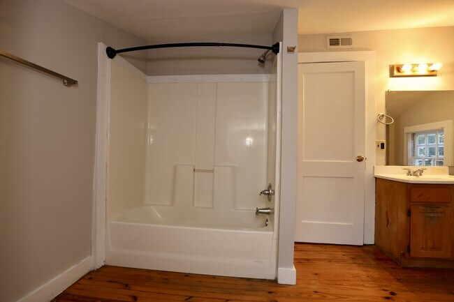 Building Photo - 634 W Bell St