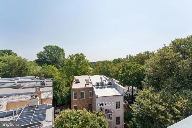 Building Photo - 902 D St SE