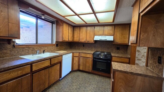 Building Photo - Great 3 Bedroom Home in Yukon!  $1450!