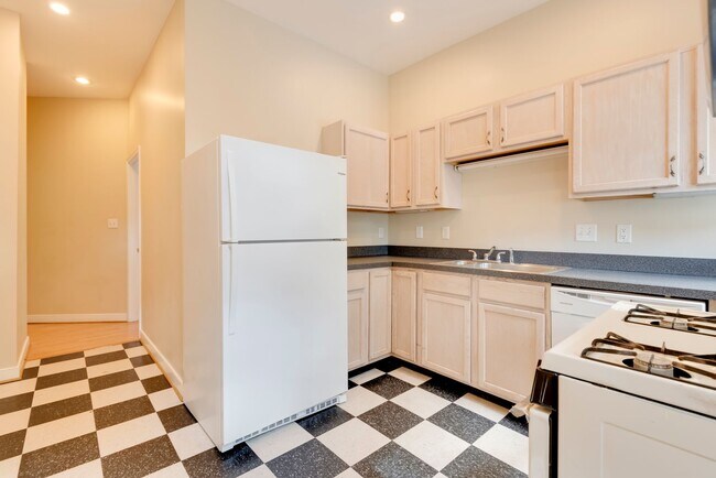 Building Photo - 2627 W Cary St