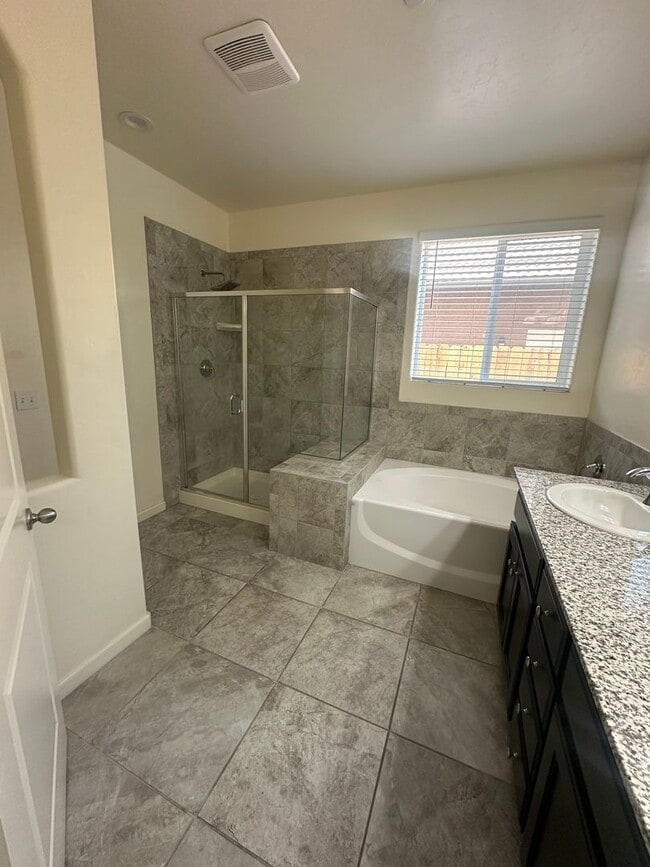 Building Photo - Nearly New 4 bedroom 2.5 bathroom