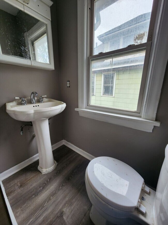 Building Photo - Four Bedroom Single Family Home!