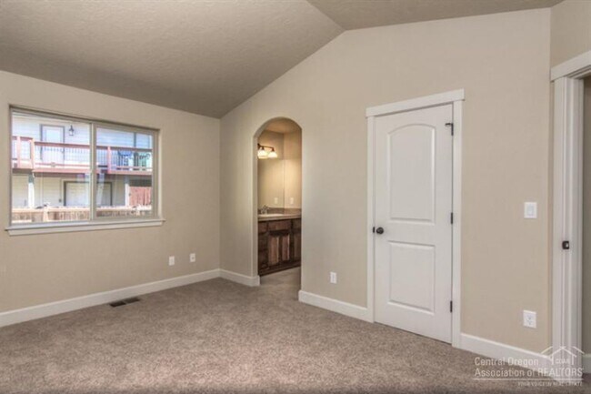 Building Photo - Spacious 4 Bed/3 Bath Single Family Home i...