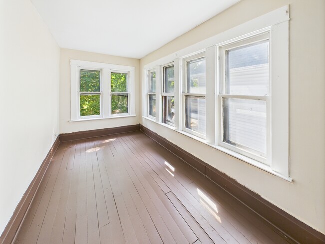 Building Photo - 628 25th St
