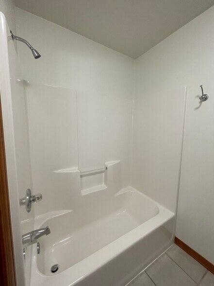 Tub/shower upstairs bath - 2034 River Point Ct