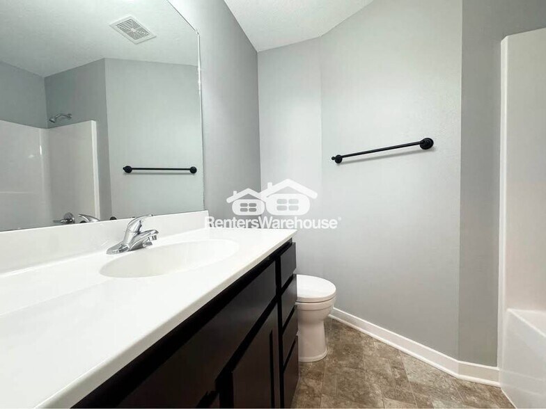 Building Photo - 645 Northview Dr