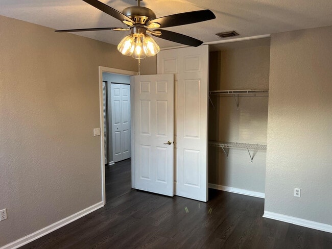 Building Photo - 4926 Ave