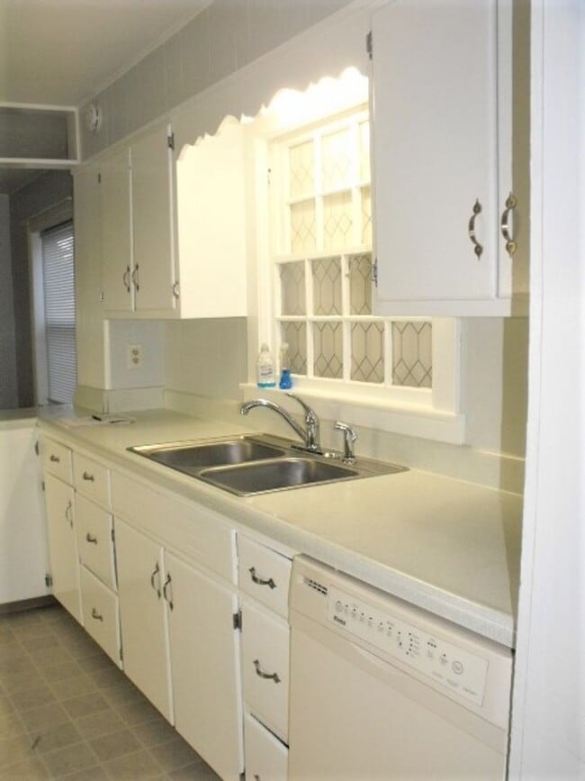 Building Photo - THIS COULD BE YOUR NEW HOME, BUSINESS, OR BOTH!