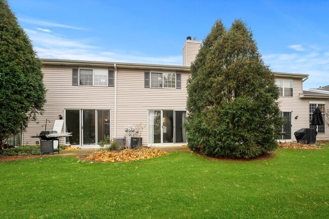 Building Photo - 2-Bedroom Townhouse in Waukegan - Gurnee School District