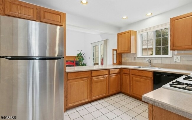 Building Photo - 14 Schindler Ct