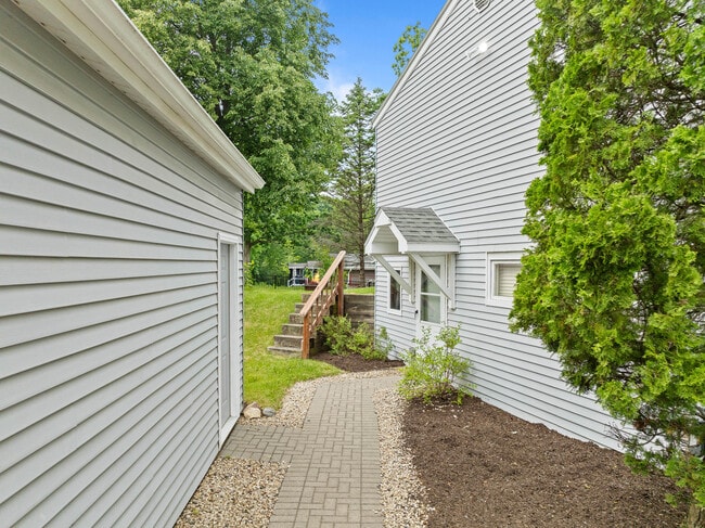 Building Photo - 438 Sylvan Dr