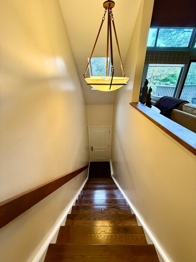 Building Photo - 1465 E Putnam Ave