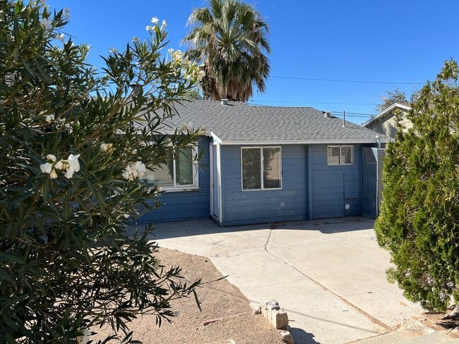 Building Photo - 3 Bedroom 1 bathroom House located near a Schools, Community Park and Public Swimming Pool.