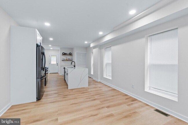 Building Photo - 530 E 38th St