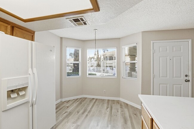 Building Photo - 2 bed, 2 bath Condo Right outside of Summerlin!