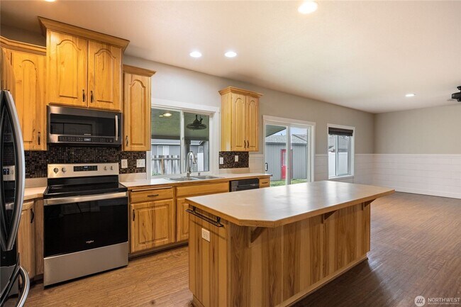 Building Photo - 4 bed, 3.5 bath home in cul-de-sac