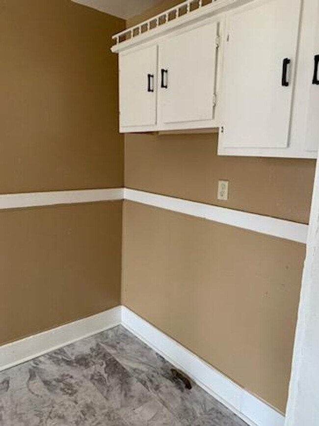 Building Photo - Adorable 3 Bedroom Home