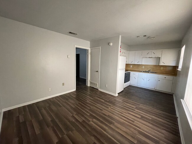 Building Photo - 1405 N Gray St