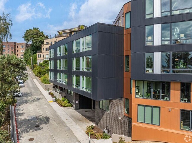 Building Photo - 736 Bellevue Pl E