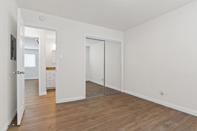 Building Photo - Bright Upstairs Apartment in North Long Beach