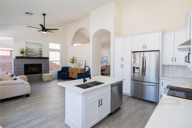 Building Photo - Beautiful updated 4 bedroom plus, 2 bath home in Chandler