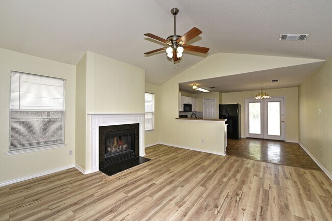 Building Photo - GREAT SINGLE STORY HOME  |  DECK REDONE CL...