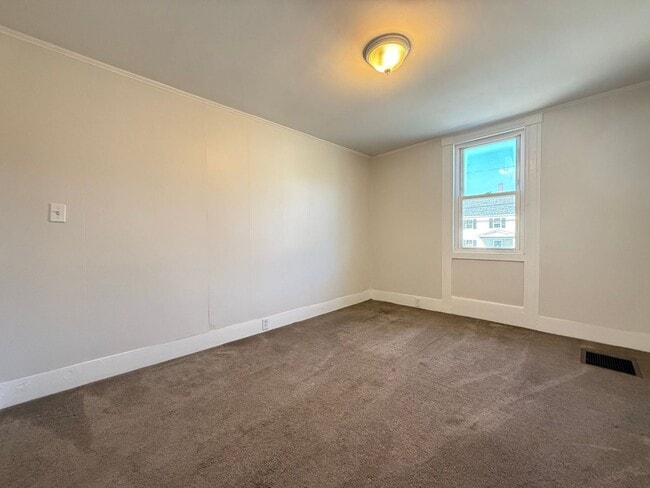 Building Photo - 208 Main St