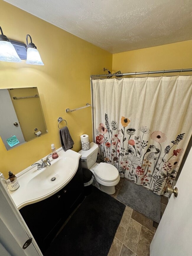 Building Photo - Spacious 3 Bed 2.5 Bath in Henrico/West End
