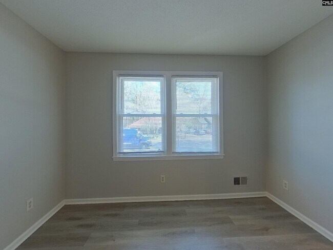 Building Photo - 208 Southampton Dr