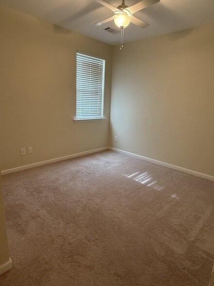 Building Photo - 1629 Robindale Dr