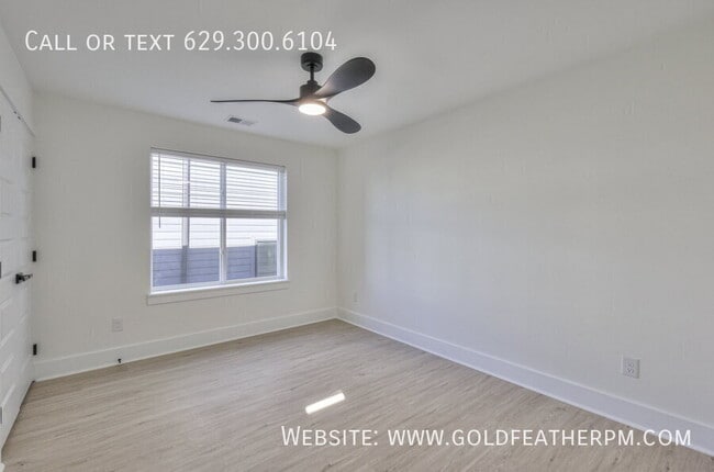 Building Photo - 402 E Trinity Ln