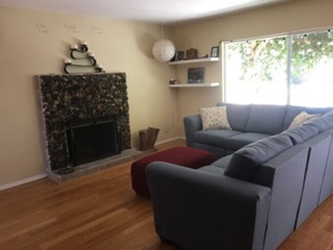 Building Photo - Cozy home blocks from the beach in Leucadia in a quiet cul-de-sac