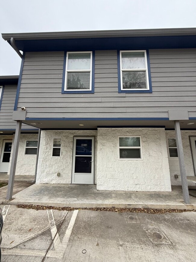 Primary Photo - Spacious Rental Minutes from Downtown Nash...