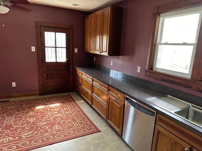 Building Photo - 331 Pearl St